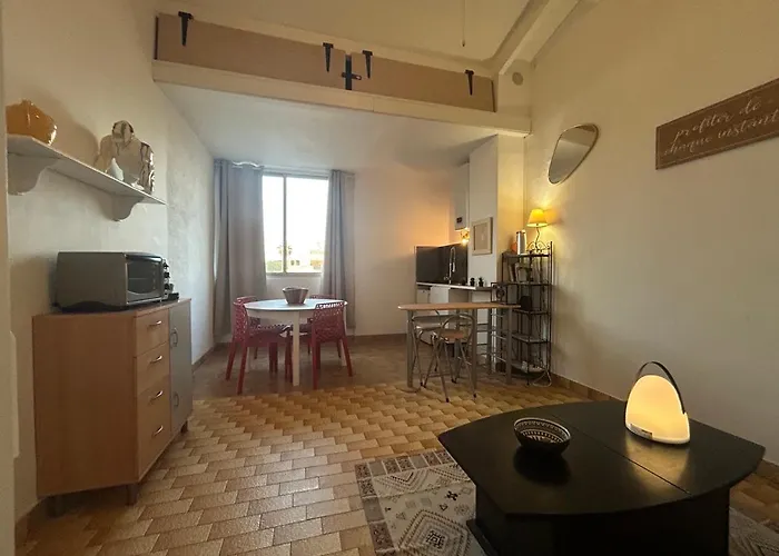 Sort Tes Tongs !! Apartment